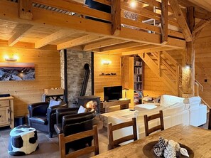 Een televisie en boeken