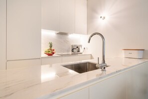 Kühlschrank, Ofen, Herdplatte, Wasserkocher mit Kaffee-/Teezubehör