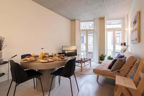 Dining - Elegant Lovely Flat w/ Balcony by HostWise (Porto)