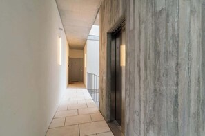 Interior - Elegant Lovely Flat w/ Balcony by HostWise (Porto)