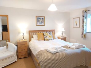 2 quartos, ferros/tábuas de passar roupa, berço de viagem