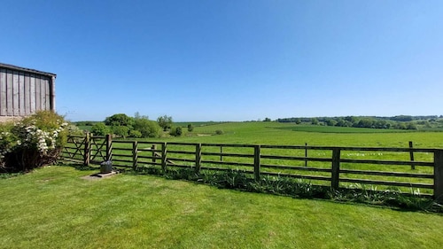 Garth Cottage-spacious family and dog friendly, two bedrooms both with ensuites.