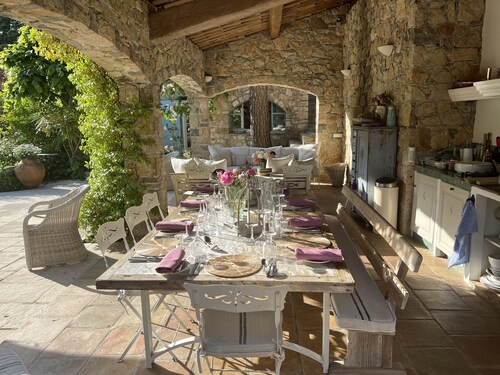 Wonderful old farmhouse 5 minutes from the medieval village of Seillans.