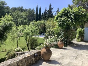 Property grounds - Wonderful old farmhouse 5 minutes from the medieval village of Seillans. (Seillans)