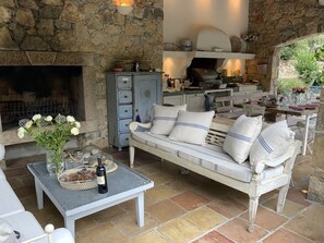 Outdoor dining - Wonderful old farmhouse 5 minutes from the medieval village of Seillans. (Seillans)