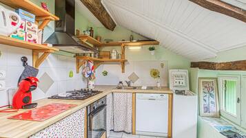 Frigorífico, horno, placa de cocina y lavavajillas