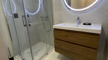 Ducha, secador de pelo, toallas y jabón