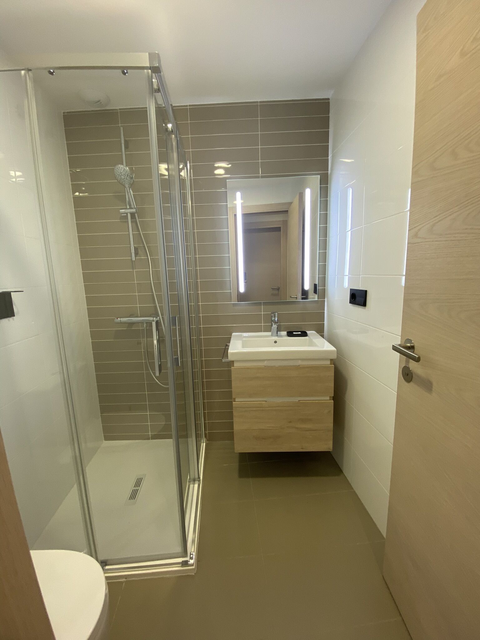 Douche, sèche-cheveux, serviettes fournies, savon