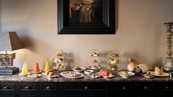 Desayuno a la carta (EUR 55 por persona)