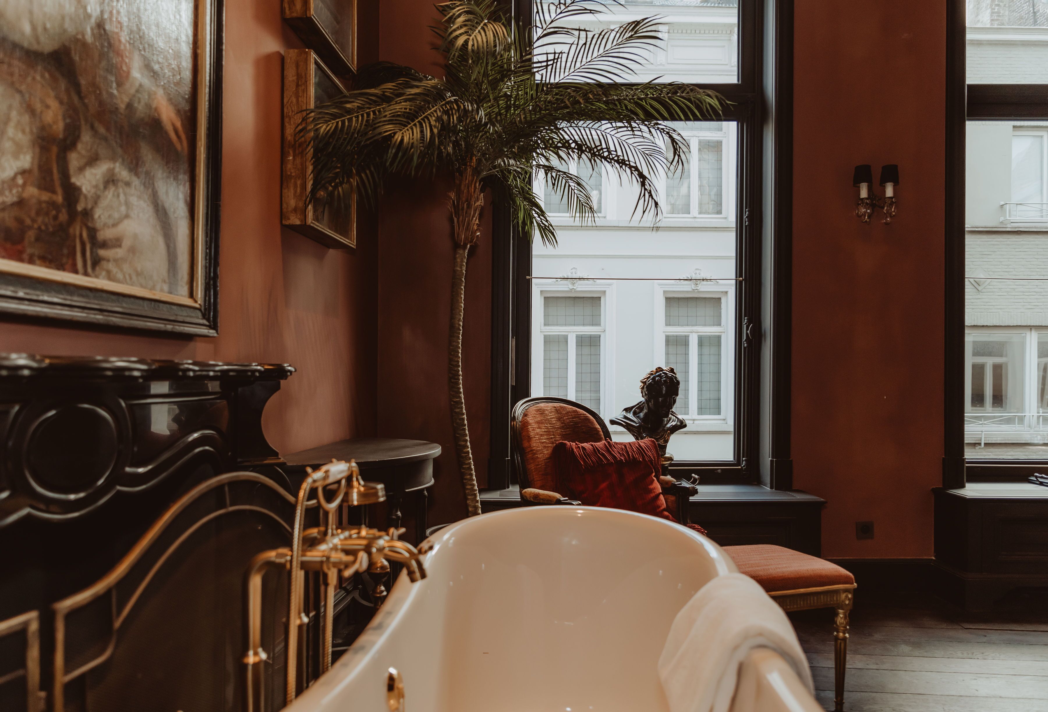 Suite Royale, 1 très grand lit | Salle de bain | Articles de toilette gratuits, sèche-cheveux, peignoirs, chaussons