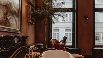 Suite Royal, 1 cama King size | Baño | Amenidades de baño gratuitas, secadora de cabello, batas, pantuflas