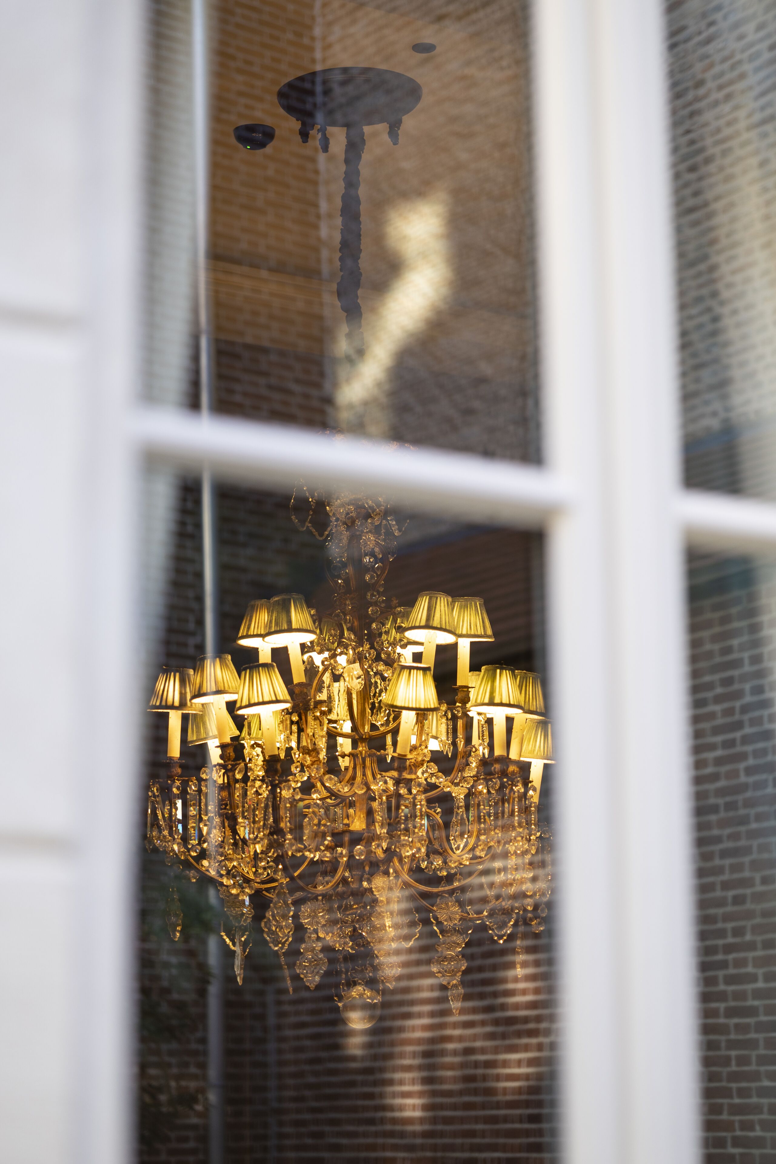 Un lustre orné de plusieurs abat-jours suspendus au plafond.