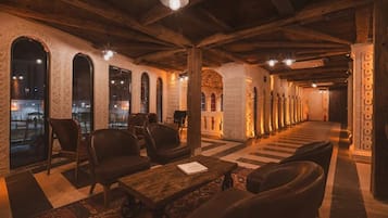 Televisión LED de 82 pulgadas con canales vía satélite y televisión