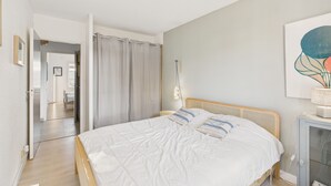 A bedroom with a bed, a bedside table, a lamp, and a wall-mounted artwork. - Nice family house for 6 , St Clément des Baleines (Saint-Clément-des-Baleines)
