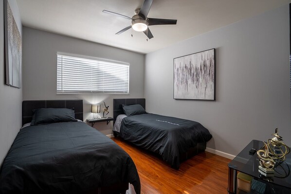 6 slaapkamers, een strijkplank/strijkijzer, wifi, beddengoed