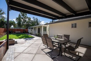 Outdoor dining - LuxoStays | Charming 4BR w/ large backyard/firepit (Fairfield)