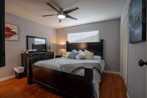 4 bedrooms, iron/ironing board, WiFi, bed sheets - LuxoStays | Charming 4BR w/ large backyard/firepit (Fairfield)