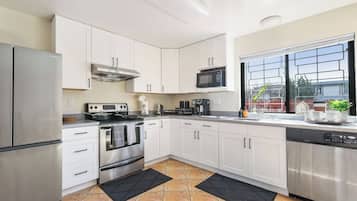 Køleskab, mikrobølgeovn, ovn, kogeplade