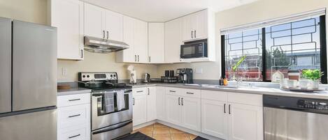 Kühlschrank, Mikrowelle, Ofen, Herdplatte