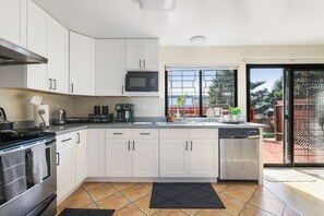 Frigorífico, microondas, horno y placa de cocina