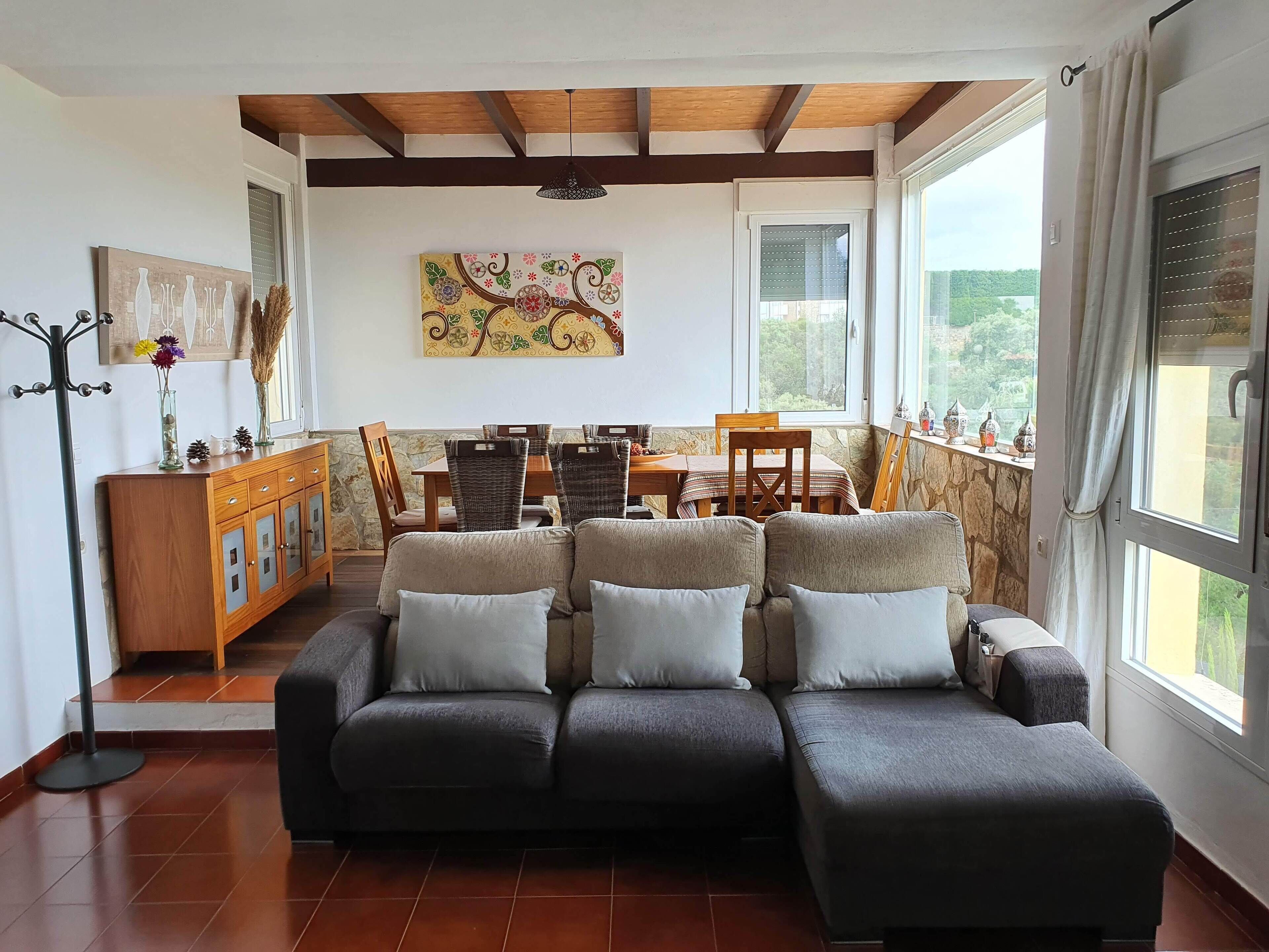 Een smart-tv, een open haard, een dvd-speler en een tafeltennistafel