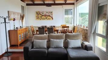 Een smart-tv, een open haard, een dvd-speler en een tafeltennistafel