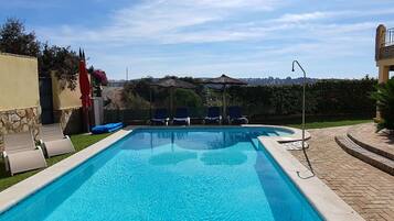 Een buitenzwembad, een verwarmd zwembad