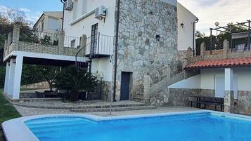 Een buitenzwembad en een verwarmd zwembad