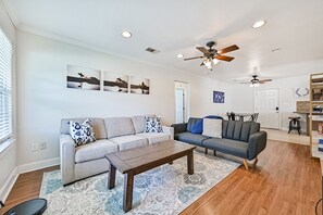 Smart TV, DVD player - Nice neighborhood close to the water and TAMUG (Galveston)