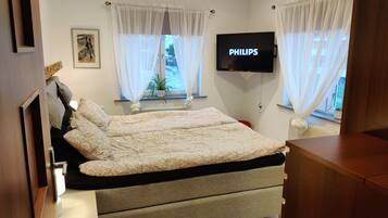 3 bedrooms, iron/ironing board, free WiFi, bed sheets