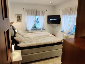 3 bedrooms, iron/ironing board, free WiFi, bed sheets