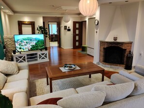 Een televisie, boeken en een stereo
