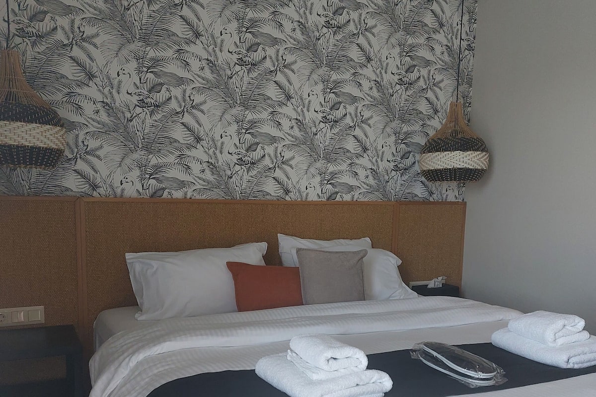 Tweepersoonskamer | 1 slaapkamer, een kluis op de kamer, individueel gedecoreerd
