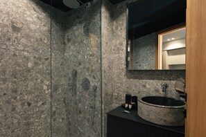 Suite | Bagno | Doccia, asciugacapelli, pantofole, asciugamani