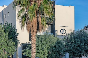 Front of property - Chapter 02 Gallery Suites (Heraklion)