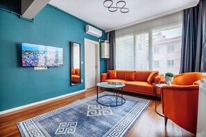 43-inch Smart TV with satellite channels - Wonder Suites (Istanbul)