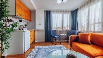 Suite – deluxe | Eget kjøkken | Minikjøleskap og kjøkkenutstyr