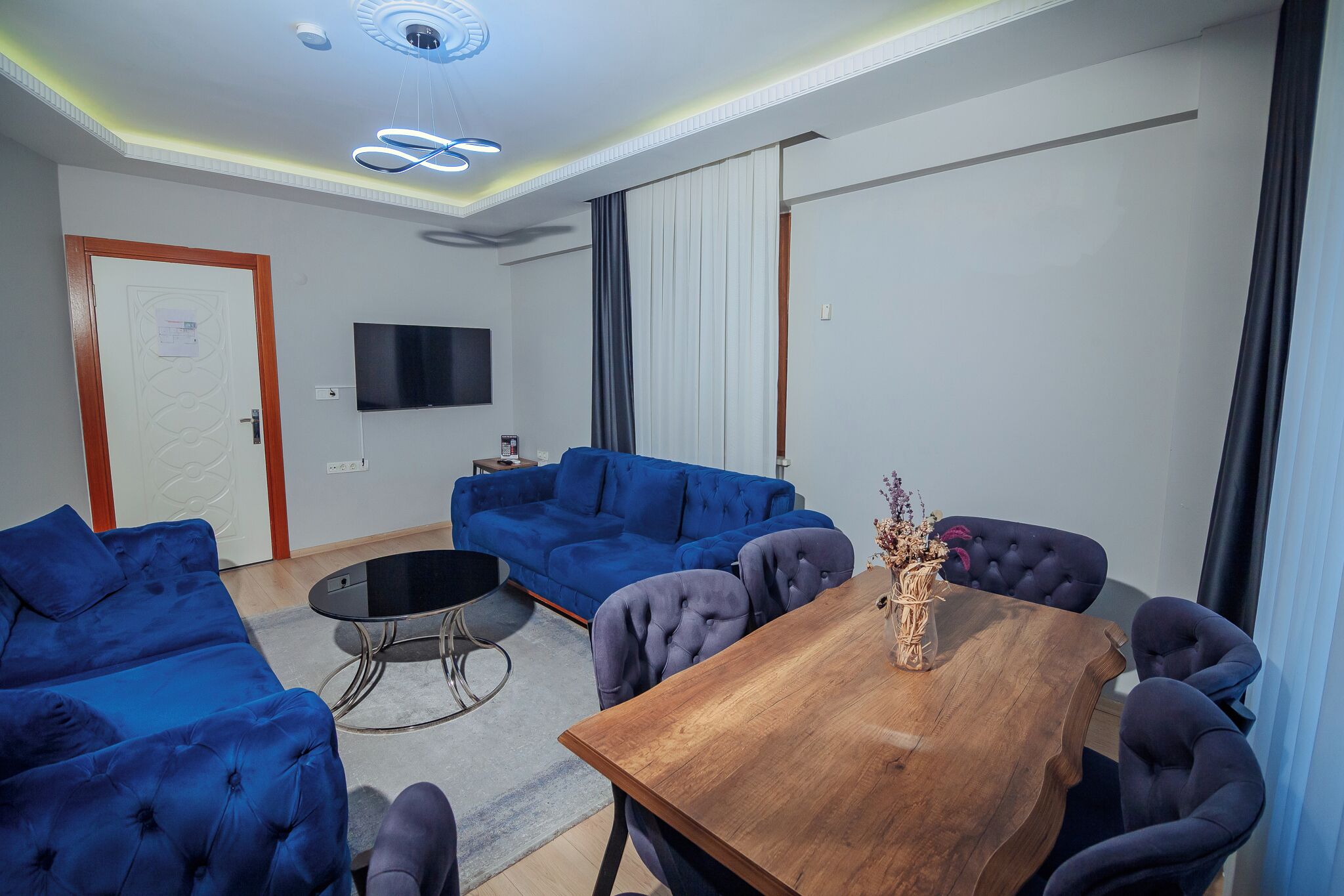 Familieleilighet | Oppholdsområde | En 43-tommers smart-TV med Parabol-TV