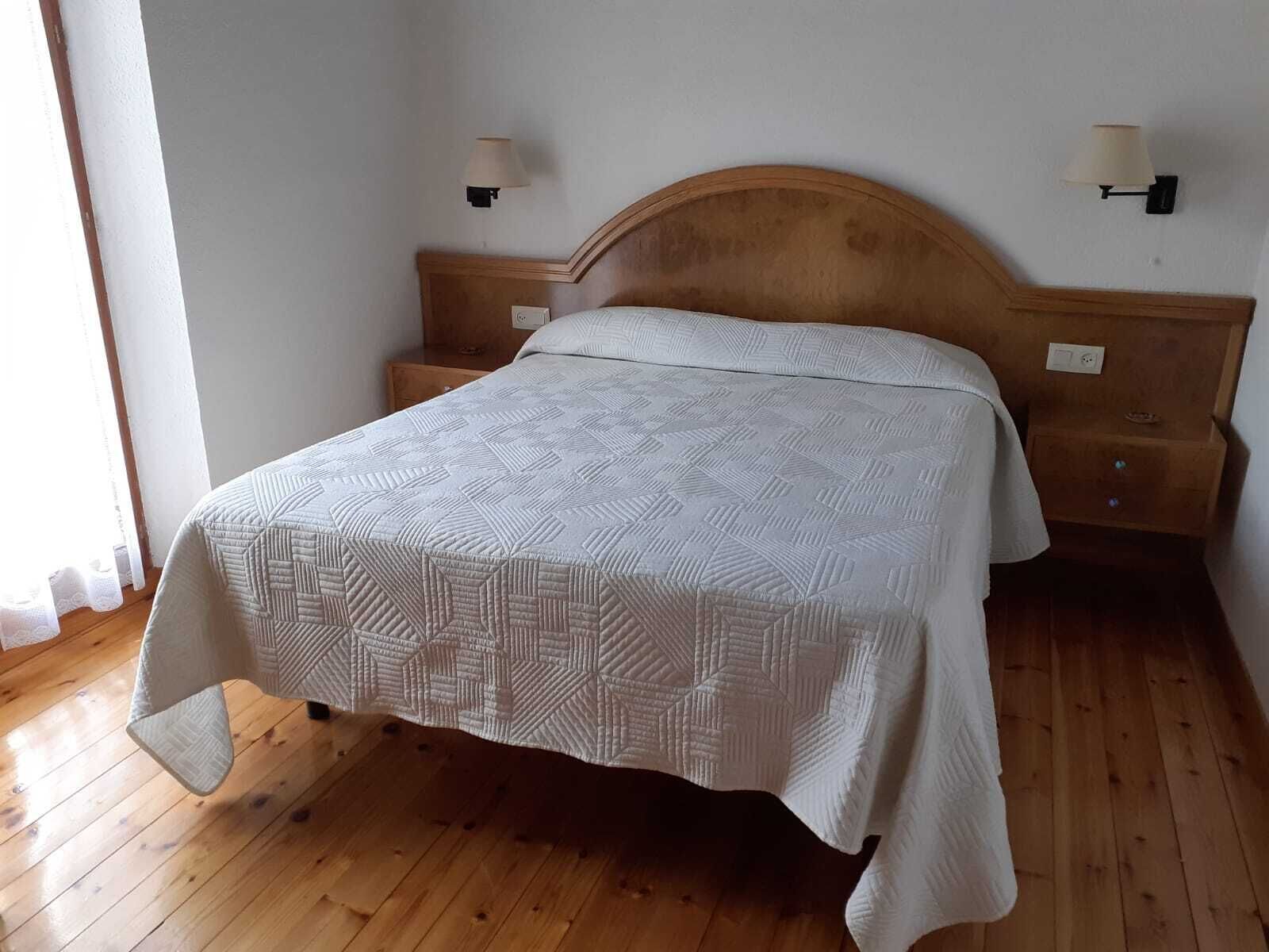 2 dormitorios, escritorio, tabla de planchar con plancha y cuna de viaje