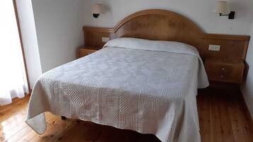 2 bedrooms, desk, iron/ironing board, travel crib