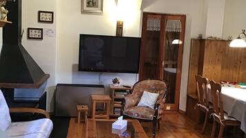 Una Smart TV, una chimenea, un reproductor de DVD, libros