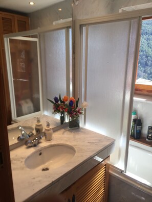 Shower, eco-friendly toiletries, hair dryer, bidet - CAL RAMUNDAINA - SERRAT - CASA TURISME RURAL (Serrat)
