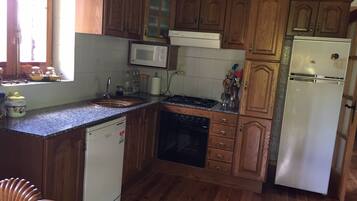 Een koelkast, een magnetron, een oven, een kookplaat