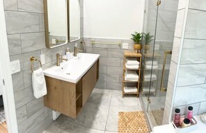 Shower, jetted tub, hair dryer, towels
