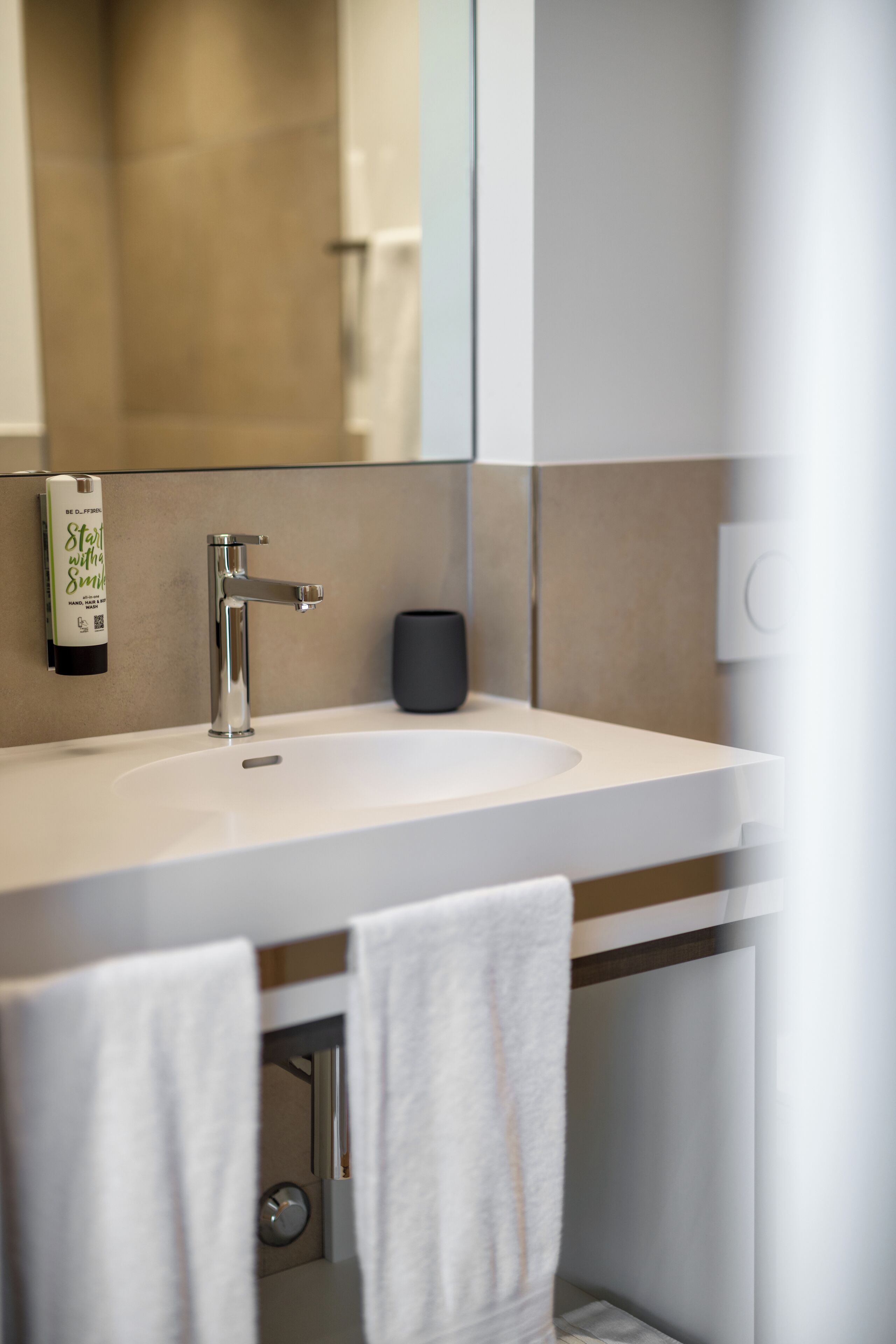 Literie hypoallergénique, coffres-forts dans les chambres, bureau