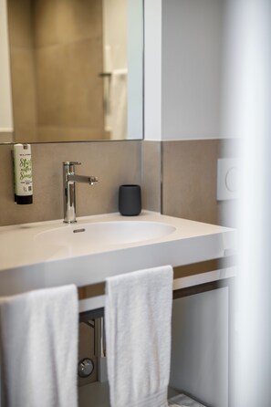 Hypo-allergenic bedding, in-room safe, desk, blackout drapes - bsmart motel Schaan (Schaan)