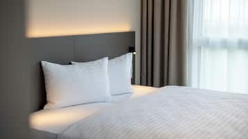 Dobbelt- eller tomannsrom – standard | Allergitestet sengetøy, safe på rommet, skrivebord og blendingsgardiner