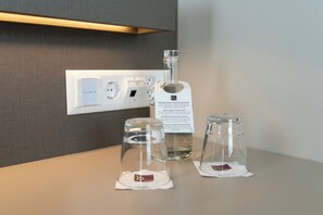 Literie hypoallergénique, coffres-forts dans les chambres, bureau