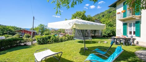 Casa familiar, varias habitaciones, junto a la montaña (Mila Bike with wi-fi) | Restaurante al aire libre