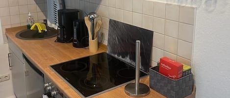 Frigorífico, placa de cocina, cafetera o tetera y hervidor eléctrico